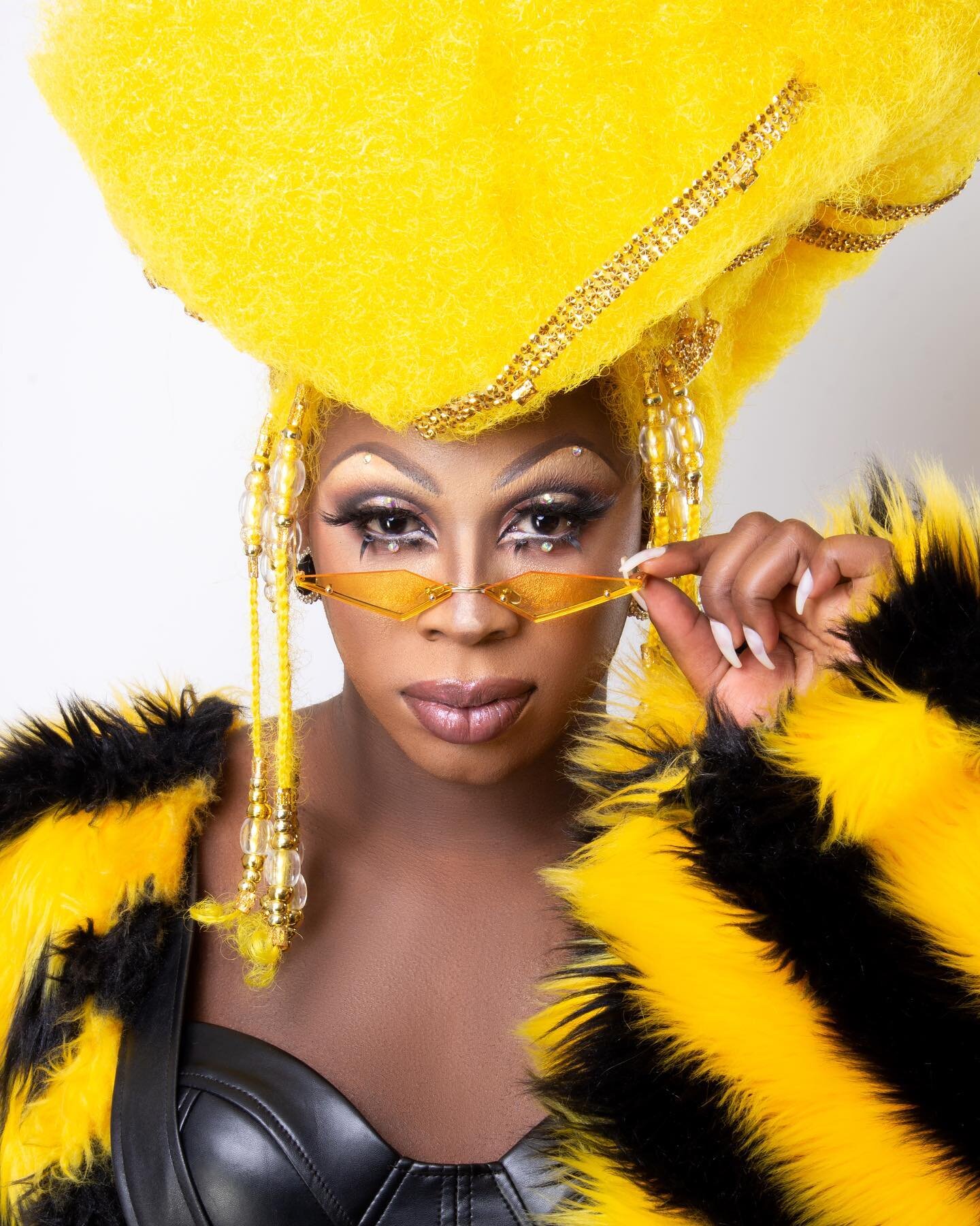 You best BEE-lieve we have A LOT to discuss this week on #BingeQueens!
Tune into the latest episode now on @wowpresentsplus featuring @morganmcmichaels @theonlymayhem @brockciarlelli @brittany_broski and @bendelacreme!
💇🏾&zwj;♀️ by @afrolipgloss 