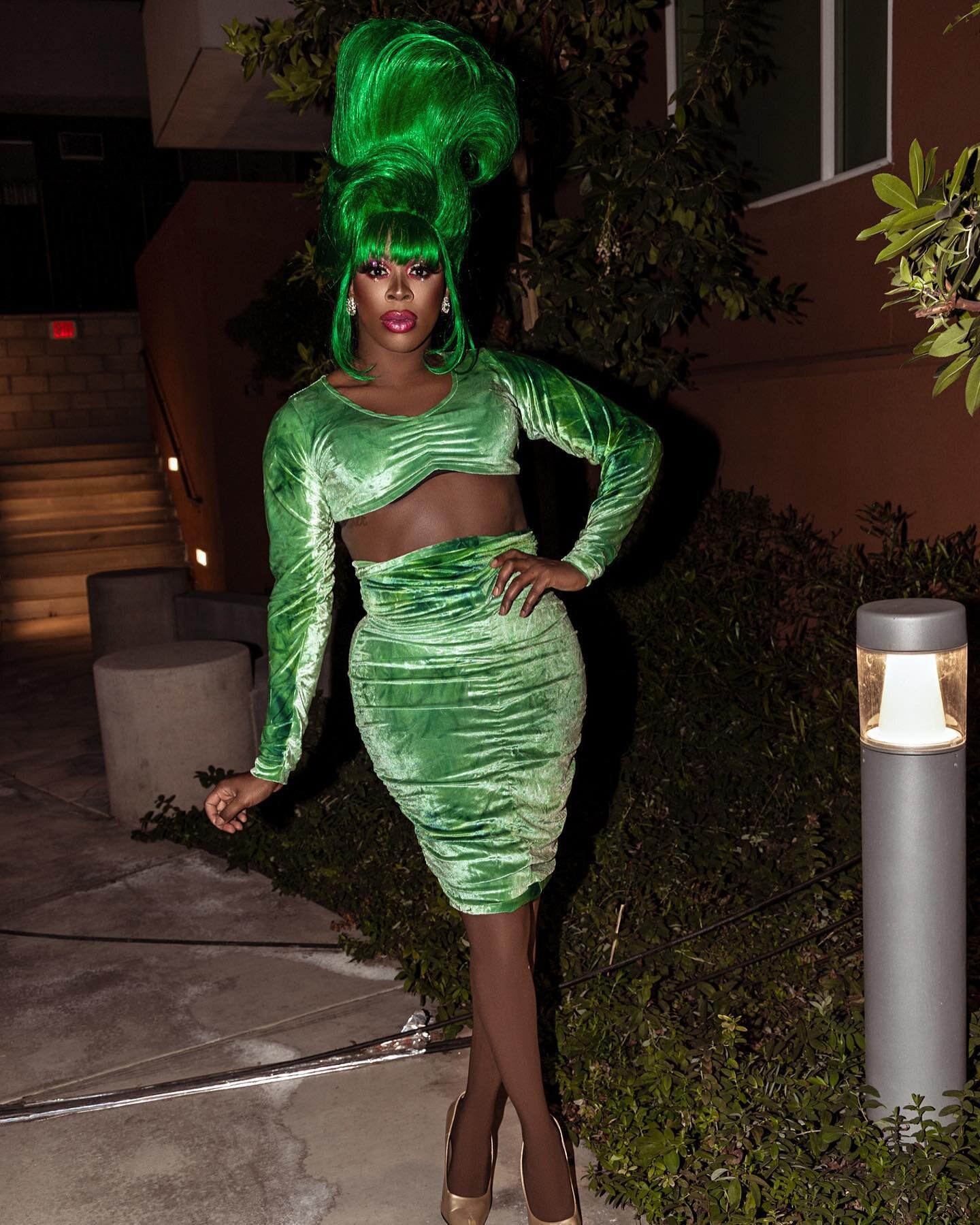 💚 remember that nug of weed you smoked in college&hellip;. this is her now 💚
💇🏾&zwj;♀️ by @outfitterswig 
👗 by @dakotapayneofficial 
📸 by @realphotolarry